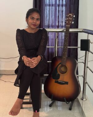 Suba Priya Arasarathinam Instagram - Never bother a girl listening to MUSIC ♥️

👗 @the_ravikaiyagam