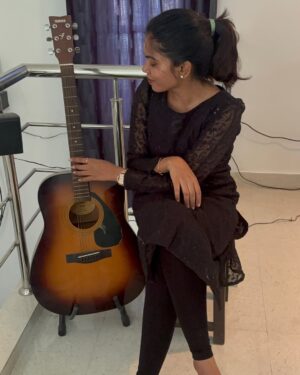 Suba Priya Arasarathinam Instagram - Never bother a girl listening to MUSIC ♥️

👗 @the_ravikaiyagam