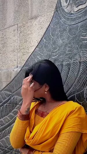 SubhaLakshmi R Instagram - 🫣orey shyah iruku🙈publicla yapd raaa reels edukinga😫🙂‍↕️eadho try panirukn👧🏻♥️😸

#instareels#pc#trendingreels#viral#reelitfeelit#reelsinstagram#mallugram#thirumalai#murugantemple#subinairr#fyp#malayali#reelsvideo @subi_nairr