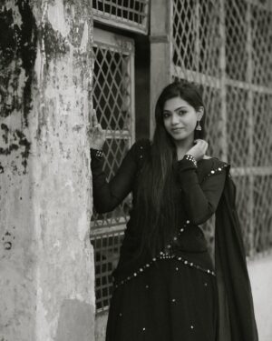 SubhaLakshmi R Instagram - ✨En uyirai izhuthaai🫴🏻🖤

#insta#photo#blacklove#fyp#subinairr#like