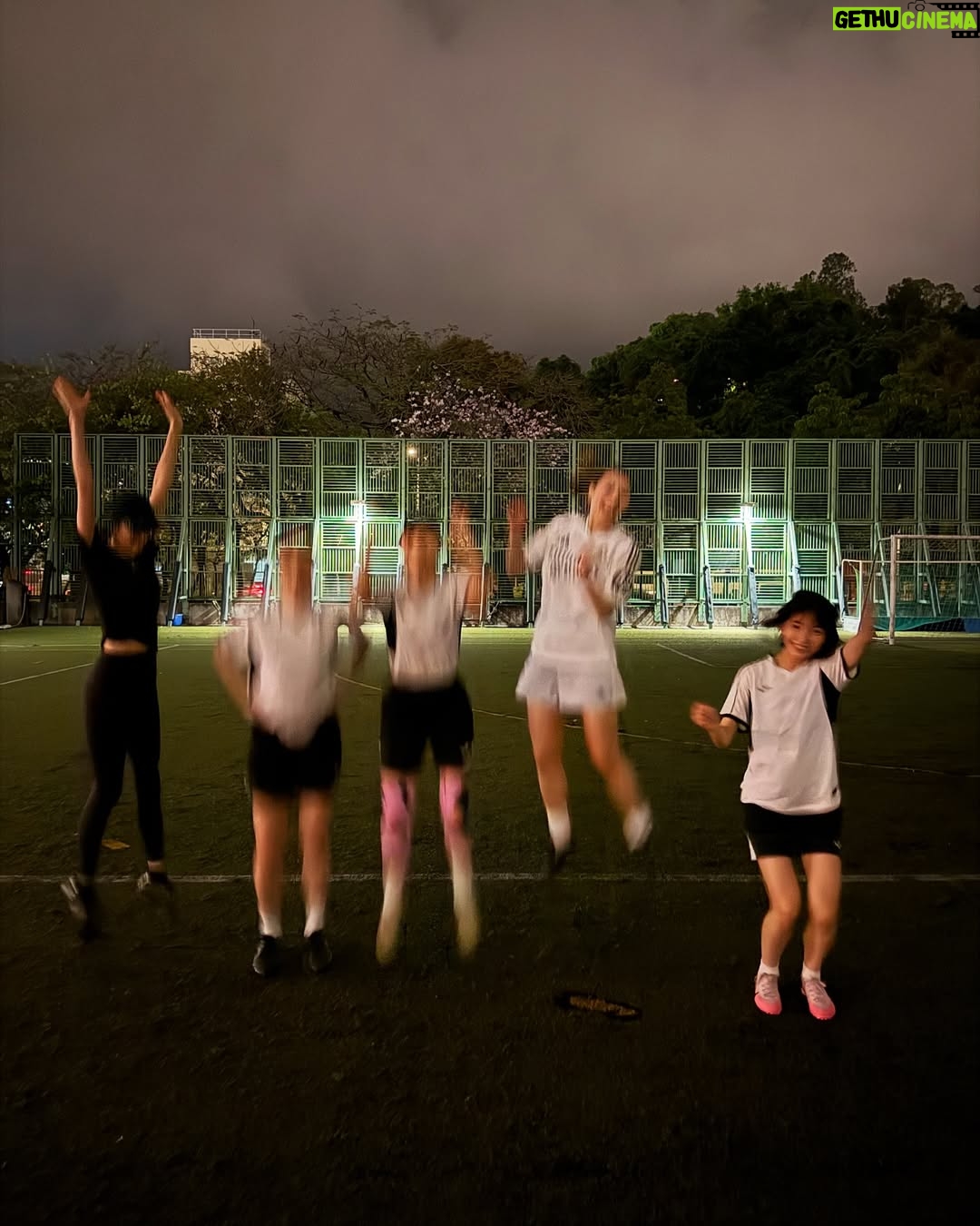 Suey Kwok - 7.8K Likes - 幻想世界裏面嘅情景冇出現
螢花輸咗 我哋冇入到波
真人騷同動漫果然係唔同~
好多次被問及拍攝節目最難忘嘅一刻係幾時?
而家我會好肯定答,係終極一戰最後10分鐘。再次落場,嗰刻,我真正感受到「熱血沸騰」呢四個字係咩意思。好想好想螢花入波,我知呢10分鐘係我最後一個機會。仲未輸!請求時間行慢啲,撐到我哋入波為止。
雞聲響起,正式完場,最後以3:0落敗。眼淚不自覺向下流,半年嘅訓練唔想就咁結束。
雖然遺憾~但大家都搏晒老命,呢場仗我覺得我哋冇輸。由第一日當足球係炸彈咁踢走、跑幾步就冇力、成日踩波車食波餅,到最後完成到90分鐘嘅賽事,大家都真係好叻!
《足球女將》播完啦 但仲未想停
下一個目標 入波⚽️
PS
自從節目出街後,收到好多嘅DM ,仲要不乏千字文,由衷感受到大家對呢個節目同足球熱愛。✨
第一次現場有球迷支持,呢件事好正!你哋嘅支持係對我哋最大嘅鼓舞💓