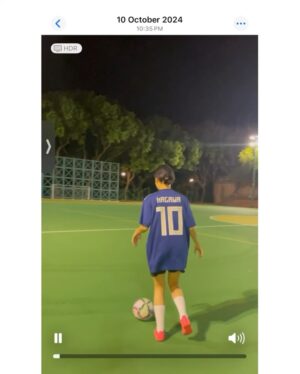 Suey Kwok Instagram - 幻想世界裏面嘅情景冇出現
螢花輸咗 我哋冇入到波
真人騷同動漫果然係唔同~

好多次被問及拍攝節目最難忘嘅一刻係幾時？
而家我會好肯定答，係終極一戰最後10分鐘。再次落場，嗰刻，我真正感受到「熱血沸騰」呢四個字係咩意思。好想好想螢花入波，我知呢10分鐘係我最後一個機會。仲未輸！請求時間行慢啲，撐到我哋入波為止。

雞聲響起，正式完場，最後以3:0落敗。眼淚不自覺向下流，半年嘅訓練唔想就咁結束。
雖然遺憾～但大家都搏晒老命，呢場仗我覺得我哋冇輸。由第一日當足球係炸彈咁踢走、跑幾步就冇力、成日踩波車食波餅，到最後完成到90分鐘嘅賽事，大家都真係好叻！

《足球女將》播完啦 但仲未想停
下一個目標 入波⚽️

PS
自從節目出街後，收到好多嘅DM ，仲要不乏千字文，由衷感受到大家對呢個節目同足球熱愛。✨

第一次現場有球迷支持，呢件事好正！你哋嘅支持係對我哋最大嘅鼓舞💓