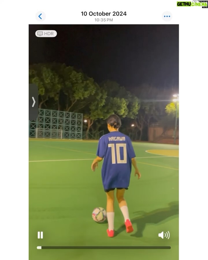 Suey Kwok - 7.8K Likes - 幻想世界裏面嘅情景冇出現
螢花輸咗 我哋冇入到波
真人騷同動漫果然係唔同~
好多次被問及拍攝節目最難忘嘅一刻係幾時?
而家我會好肯定答,係終極一戰最後10分鐘。再次落場,嗰刻,我真正感受到「熱血沸騰」呢四個字係咩意思。好想好想螢花入波,我知呢10分鐘係我最後一個機會。仲未輸!請求時間行慢啲,撐到我哋入波為止。
雞聲響起,正式完場,最後以3:0落敗。眼淚不自覺向下流,半年嘅訓練唔想就咁結束。
雖然遺憾~但大家都搏晒老命,呢場仗我覺得我哋冇輸。由第一日當足球係炸彈咁踢走、跑幾步就冇力、成日踩波車食波餅,到最後完成到90分鐘嘅賽事,大家都真係好叻!
《足球女將》播完啦 但仲未想停
下一個目標 入波⚽️
PS
自從節目出街後,收到好多嘅DM ,仲要不乏千字文,由衷感受到大家對呢個節目同足球熱愛。✨
第一次現場有球迷支持,呢件事好正!你哋嘅支持係對我哋最大嘅鼓舞💓