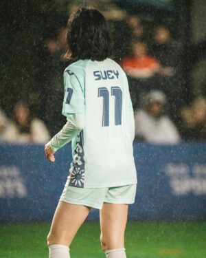 Suey Kwok Instagram - 終極一戰和節目拍攝第一天一樣，下著滂沱大雨。 依然咁狼狽 咁凍🥲 
不一樣的是，一班迷惘不安的女仔用半年時間蛻變成綠茵草上堅定硬淨的戰士。

《足球女將》MVP呢個獎，無論任何一個人攞我都好開心，所以，我都好替自己高興。但對我嚟講，每位真心付出、努力過嘅球員都係MVP！！！

半年時間，晨操晚練，一切歷歷在目。起身第一件事係踢波，好幸福！有咁熱血咁有火嘅教練，好正！有一班共同進退嘅隊友，係福氣！

多謝節目組搵我玩，燃起我嘅足球魂✨唔踢都唔知自己咁鍾意足球 
半年球齡可以做到嘅嘢真係好有限，技術仍然粗糙。而我仲有好多想做既招式未做到。

所以，我會繼續修練😁🤪🤪

@viutv.fcw 
#足球女將
#螢花女足