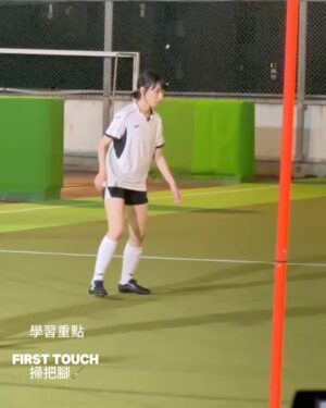 Suey Kwok Instagram - 一直冇寫關於足球女將嘅感受，因為五個幾月持續訓練緊，其實唔係好記得咗最開頭學踢波發生既事同感受(有啲後悔冇寫日記。…)
一路睇咗咁多集，回想初初拍攝女將嘅感覺。

自我介紹下先～
參加呢個節目之前我從來都冇踢過波，球齡為零0️⃣。不過平時就有做下運動嘅，例如踩板、瑜伽、踩Roller 諸如此類 
身體條件方面，除咗柔軟度，其他方面喺第一次測試都係屬於中下游。🥲 
Ummm 大致係咁 再諗到嘅話再補充

記得開拍前監製有問我當知道要參加呢個節目之後，有冇自己練習定。我好堅決答冇、亦都唔會。
參加呢個節目冇咩偉大嘅遠景，最大原因係因為冇踢過波，所以好想測試一下究竟半年學踢波可以學到咩地步。
雖則知道有淘汰制度，但係如果偷雞提前練嘅話，我認為數據就會唔準確。所以都係堅持9月22日first meet先開始我人生嘅足球之旅⚽️

點知！！！第一日見面就要試腳🥲🥲🥲 (內心OS: 搞錯啊，乜唔係黎學踢波架咩~~ 又話由零開始~~ 起碼學少少基本嘢先再測試啦！你究竟想睇啲咩？我冇嘢俾你睇🥲🥲🥲 ) 就係咁…第一日試腳以波皮都掂唔到收場🫠 

然後接下來嘅都係一啲基本功訓練，控波帶波掃把腳比波等等
開頭最難受既係肌肉酸痛，因為踢波用嘅肌肉好唔同。成班女仔返到黎就喺呢度痛嗰度痛😂😂😂 但..除咗捱到身體適應晒呢啲痛楚之外，別無他法🙂‍↔️🙂‍↔️ …繼續頂埋佢…

去到第四個星期終於迎來第一個傷患，左邊大髀，大概就係做咩動作都好似拉住。所以會長期喺度揼嗰個位同拉筋做舒緩。不過唔係韌帶斷又唔係拗柴仲行得郁得都係要繼續～（冇錯，做人就係咁難☠️）
但究竟練咩整親？我已經唔記得啦～～～ 

11月15日，一次落雨天晨操開始病，然後進入病完好返再病再好返再繼續病不斷輪迴左大約一個多月。作為一個身體都幾健康、平均一年都病唔到一次病嘅人，呢段時間真係嚇親我媽🤧 （9v9,內地集訓同之後其中一場friendly都係病住咁踢，生病踢波最大嘅感受係反應遲鈍、呼吸急促，至於球技方面病唔病都係差唔多…一樣咁屎波🥲) 再有感而發，作為一個球員病咗都係想爭取機會落場，但又驚表現唔好連累隊波。你話點好呢@@
所以，唔好病。冇選擇就係最好嘅選擇 😃

總結

踢波真係比我想像中難好多好多好多！除咗雙手，全身都可以去控制個波。高波、地波、滴滴波，再嚟有西既波，倒西、側西，唔識踢波分分鐘又嚟啲東南西波。。。。
然後又頭槌心口膝頭哥腳面控腳背控 。。。。
仲要練體能、速度、爆發力、盤扭。。。。。
射波又有唔同射法（前提射中個波都唔係簡單）…
都唔好講仲有戰術 走位。。。。。
總之就數之不盡 
即使節目組安排一個禮拜四堂，如果自己唔加操嘅話根本係冇可能返到嚟係做得到，更莫講做得好。

講咁多。。最後結論。。唔好理😀繼續做😀繼續笑😀 

此感受僅代表學踢波兩個月的國師👺
發表完畢！請繼續支持足球女將！
我都繼續追看搵返我嘅足球回憶💓

練習嘅相同片都唔多但係全部都咁珍貴
特別多謝 @appl_enga 嘅電話存貨💓💓💓