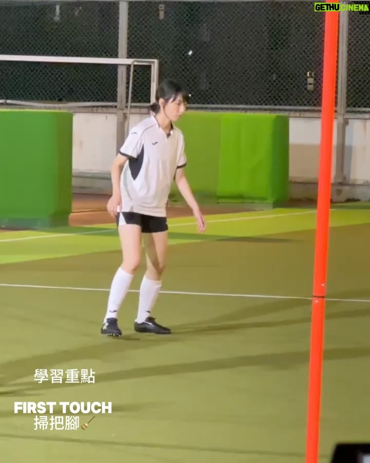 Suey Kwok - 5.2K Likes - 一直冇寫關於足球女將嘅感受,因為五個幾月持續訓練緊,其實唔係好記得咗最開頭學踢波發生既事同感受(有啲後悔冇寫日記。…)
一路睇咗咁多集,回想初初拍攝女將嘅感覺。
自我介紹下先~
參加呢個節目之前我從來都冇踢過波,球齡為零0️⃣。不過平時就有做下運動嘅,例如踩板、瑜伽、踩Roller 諸如此類
身體條件方面,除咗柔軟度,其他方面喺第一次測試都係屬於中下游。🥲
Ummm 大致係咁 再諗到嘅話再補充
記得開拍前監製有問我當知道要參加呢個節目之後,有冇自己練習定。我好堅決答冇、亦都唔會。
參加呢個節目冇咩偉大嘅遠景,最大原因係因為冇踢過波,所以好想測試一下究竟半年學踢波可以學到咩地步。
雖則知道有淘汰制度,但係如果偷雞提前練嘅話,我認為數據就會唔準確。所以都係堅持9月22日first meet先開始我人生嘅足球之旅⚽️
點知!!!第一日見面就要試腳🥲🥲🥲 (內心OS: 搞錯啊,乜唔係黎學踢波架咩~~ 又話由零開始~~ 起碼學少少基本嘢先再測試啦!你究竟想睇啲咩?我冇嘢俾你睇🥲🥲🥲 ) 就係咁…第一日試腳以波皮都掂唔到收場🫠
然後接下來嘅都係一啲基本功訓練,控波帶波掃把腳比波等等
開頭最難受既係肌肉酸痛,因為踢波用嘅肌肉好唔同。成班女仔返到黎就喺呢度痛嗰度痛😂😂😂 但..除咗捱到身體適應晒呢啲痛楚之外,別無他法🙂↔️🙂↔️ …繼續頂埋佢…
去到第四個星期終於迎來第一個傷患,左邊大髀,大概就係做咩動作都好似拉住。所以會長期喺度揼嗰個位同拉筋做舒緩。不過唔係韌帶斷又唔係拗柴仲行得郁得都係要繼續~(冇錯,做人就係咁難☠️)
但究竟練咩整親?我已經唔記得啦~~~
11月15日,一次落雨天晨操開始病,然後進入病完好返再病再好返再繼續病不斷輪迴左大約一個多月。作為一個身體都幾健康、平均一年都病唔到一次病嘅人,呢段時間真係嚇親我媽🤧 (9v9,內地集訓同之後其中一場friendly都係病住咁踢,生病踢波最大嘅感受係反應遲鈍、呼吸急促,至於球技方面病唔病都係差唔多…一樣咁屎波🥲) 再有感而發,作為一個球員病咗都係想爭取機會落場,但又驚表現唔好連累隊波。你話點好呢@@
所以,唔好病。冇選擇就係最好嘅選擇 😃
總結
踢波真係比我想像中難好多好多好多!除咗雙手,全身都可以去控制個波。高波、地波、滴滴波,再嚟有西既波,倒西、側西,唔識踢波分分鐘又嚟啲東南西波。。。。
然後又頭槌心口膝頭哥腳面控腳背控 。。。。
仲要練體能、速度、爆發力、盤扭。。。。。
射波又有唔同射法(前提射中個波都唔係簡單)…
都唔好講仲有戰術 走位。。。。。
總之就數之不盡
即使節目組安排一個禮拜四堂,如果自己唔加操嘅話根本係冇可能返到嚟係做得到,更莫講做得好。
講咁多。。最後結論。。唔好理😀繼續做😀繼續笑😀
此感受僅代表學踢波兩個月的國師👺
發表完畢!請繼續支持足球女將!
我都繼續追看搵返我嘅足球回憶💓
練習嘅相同片都唔多但係全部都咁珍貴
特別多謝 @appl_enga 嘅電話存貨💓💓💓