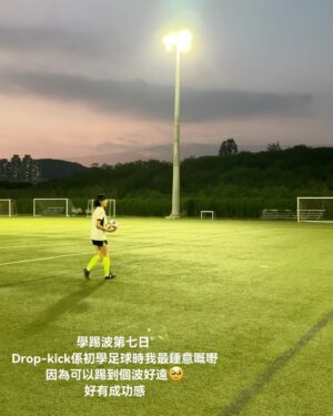 Suey Kwok Instagram - 一直冇寫關於足球女將嘅感受，因為五個幾月持續訓練緊，其實唔係好記得咗最開頭學踢波發生既事同感受(有啲後悔冇寫日記。…)
一路睇咗咁多集，回想初初拍攝女將嘅感覺。

自我介紹下先～
參加呢個節目之前我從來都冇踢過波，球齡為零0️⃣。不過平時就有做下運動嘅，例如踩板、瑜伽、踩Roller 諸如此類 
身體條件方面，除咗柔軟度，其他方面喺第一次測試都係屬於中下游。🥲 
Ummm 大致係咁 再諗到嘅話再補充

記得開拍前監製有問我當知道要參加呢個節目之後，有冇自己練習定。我好堅決答冇、亦都唔會。
參加呢個節目冇咩偉大嘅遠景，最大原因係因為冇踢過波，所以好想測試一下究竟半年學踢波可以學到咩地步。
雖則知道有淘汰制度，但係如果偷雞提前練嘅話，我認為數據就會唔準確。所以都係堅持9月22日first meet先開始我人生嘅足球之旅⚽️

點知！！！第一日見面就要試腳🥲🥲🥲 (內心OS: 搞錯啊，乜唔係黎學踢波架咩~~ 又話由零開始~~ 起碼學少少基本嘢先再測試啦！你究竟想睇啲咩？我冇嘢俾你睇🥲🥲🥲 ) 就係咁…第一日試腳以波皮都掂唔到收場🫠 

然後接下來嘅都係一啲基本功訓練，控波帶波掃把腳比波等等
開頭最難受既係肌肉酸痛，因為踢波用嘅肌肉好唔同。成班女仔返到黎就喺呢度痛嗰度痛😂😂😂 但..除咗捱到身體適應晒呢啲痛楚之外，別無他法🙂‍↔️🙂‍↔️ …繼續頂埋佢…

去到第四個星期終於迎來第一個傷患，左邊大髀，大概就係做咩動作都好似拉住。所以會長期喺度揼嗰個位同拉筋做舒緩。不過唔係韌帶斷又唔係拗柴仲行得郁得都係要繼續～（冇錯，做人就係咁難☠️）
但究竟練咩整親？我已經唔記得啦～～～ 

11月15日，一次落雨天晨操開始病，然後進入病完好返再病再好返再繼續病不斷輪迴左大約一個多月。作為一個身體都幾健康、平均一年都病唔到一次病嘅人，呢段時間真係嚇親我媽🤧 （9v9,內地集訓同之後其中一場friendly都係病住咁踢，生病踢波最大嘅感受係反應遲鈍、呼吸急促，至於球技方面病唔病都係差唔多…一樣咁屎波🥲) 再有感而發，作為一個球員病咗都係想爭取機會落場，但又驚表現唔好連累隊波。你話點好呢@@
所以，唔好病。冇選擇就係最好嘅選擇 😃

總結

踢波真係比我想像中難好多好多好多！除咗雙手，全身都可以去控制個波。高波、地波、滴滴波，再嚟有西既波，倒西、側西，唔識踢波分分鐘又嚟啲東南西波。。。。
然後又頭槌心口膝頭哥腳面控腳背控 。。。。
仲要練體能、速度、爆發力、盤扭。。。。。
射波又有唔同射法（前提射中個波都唔係簡單）…
都唔好講仲有戰術 走位。。。。。
總之就數之不盡 
即使節目組安排一個禮拜四堂，如果自己唔加操嘅話根本係冇可能返到嚟係做得到，更莫講做得好。

講咁多。。最後結論。。唔好理😀繼續做😀繼續笑😀 

此感受僅代表學踢波兩個月的國師👺
發表完畢！請繼續支持足球女將！
我都繼續追看搵返我嘅足球回憶💓

練習嘅相同片都唔多但係全部都咁珍貴
特別多謝 @appl_enga 嘅電話存貨💓💓💓