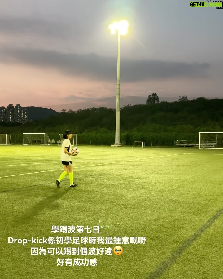 Suey Kwok - 5.2K Likes - 一直冇寫關於足球女將嘅感受,因為五個幾月持續訓練緊,其實唔係好記得咗最開頭學踢波發生既事同感受(有啲後悔冇寫日記。…)
一路睇咗咁多集,回想初初拍攝女將嘅感覺。
自我介紹下先~
參加呢個節目之前我從來都冇踢過波,球齡為零0️⃣。不過平時就有做下運動嘅,例如踩板、瑜伽、踩Roller 諸如此類
身體條件方面,除咗柔軟度,其他方面喺第一次測試都係屬於中下游。🥲
Ummm 大致係咁 再諗到嘅話再補充
記得開拍前監製有問我當知道要參加呢個節目之後,有冇自己練習定。我好堅決答冇、亦都唔會。
參加呢個節目冇咩偉大嘅遠景,最大原因係因為冇踢過波,所以好想測試一下究竟半年學踢波可以學到咩地步。
雖則知道有淘汰制度,但係如果偷雞提前練嘅話,我認為數據就會唔準確。所以都係堅持9月22日first meet先開始我人生嘅足球之旅⚽️
點知!!!第一日見面就要試腳🥲🥲🥲 (內心OS: 搞錯啊,乜唔係黎學踢波架咩~~ 又話由零開始~~ 起碼學少少基本嘢先再測試啦!你究竟想睇啲咩?我冇嘢俾你睇🥲🥲🥲 ) 就係咁…第一日試腳以波皮都掂唔到收場🫠
然後接下來嘅都係一啲基本功訓練,控波帶波掃把腳比波等等
開頭最難受既係肌肉酸痛,因為踢波用嘅肌肉好唔同。成班女仔返到黎就喺呢度痛嗰度痛😂😂😂 但..除咗捱到身體適應晒呢啲痛楚之外,別無他法🙂↔️🙂↔️ …繼續頂埋佢…
去到第四個星期終於迎來第一個傷患,左邊大髀,大概就係做咩動作都好似拉住。所以會長期喺度揼嗰個位同拉筋做舒緩。不過唔係韌帶斷又唔係拗柴仲行得郁得都係要繼續~(冇錯,做人就係咁難☠️)
但究竟練咩整親?我已經唔記得啦~~~
11月15日,一次落雨天晨操開始病,然後進入病完好返再病再好返再繼續病不斷輪迴左大約一個多月。作為一個身體都幾健康、平均一年都病唔到一次病嘅人,呢段時間真係嚇親我媽🤧 (9v9,內地集訓同之後其中一場friendly都係病住咁踢,生病踢波最大嘅感受係反應遲鈍、呼吸急促,至於球技方面病唔病都係差唔多…一樣咁屎波🥲) 再有感而發,作為一個球員病咗都係想爭取機會落場,但又驚表現唔好連累隊波。你話點好呢@@
所以,唔好病。冇選擇就係最好嘅選擇 😃
總結
踢波真係比我想像中難好多好多好多!除咗雙手,全身都可以去控制個波。高波、地波、滴滴波,再嚟有西既波,倒西、側西,唔識踢波分分鐘又嚟啲東南西波。。。。
然後又頭槌心口膝頭哥腳面控腳背控 。。。。
仲要練體能、速度、爆發力、盤扭。。。。。
射波又有唔同射法(前提射中個波都唔係簡單)…
都唔好講仲有戰術 走位。。。。。
總之就數之不盡
即使節目組安排一個禮拜四堂,如果自己唔加操嘅話根本係冇可能返到嚟係做得到,更莫講做得好。
講咁多。。最後結論。。唔好理😀繼續做😀繼續笑😀
此感受僅代表學踢波兩個月的國師👺
發表完畢!請繼續支持足球女將!
我都繼續追看搵返我嘅足球回憶💓
練習嘅相同片都唔多但係全部都咁珍貴
特別多謝 @appl_enga 嘅電話存貨💓💓💓