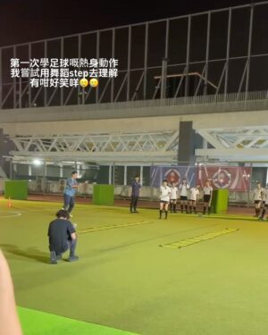 Suey Kwok Instagram - 一直冇寫關於足球女將嘅感受，因為五個幾月持續訓練緊，其實唔係好記得咗最開頭學踢波發生既事同感受(有啲後悔冇寫日記。…)
一路睇咗咁多集，回想初初拍攝女將嘅感覺。

自我介紹下先～
參加呢個節目之前我從來都冇踢過波，球齡為零0️⃣。不過平時就有做下運動嘅，例如踩板、瑜伽、踩Roller 諸如此類 
身體條件方面，除咗柔軟度，其他方面喺第一次測試都係屬於中下游。🥲 
Ummm 大致係咁 再諗到嘅話再補充

記得開拍前監製有問我當知道要參加呢個節目之後，有冇自己練習定。我好堅決答冇、亦都唔會。
參加呢個節目冇咩偉大嘅遠景，最大原因係因為冇踢過波，所以好想測試一下究竟半年學踢波可以學到咩地步。
雖則知道有淘汰制度，但係如果偷雞提前練嘅話，我認為數據就會唔準確。所以都係堅持9月22日first meet先開始我人生嘅足球之旅⚽️

點知！！！第一日見面就要試腳🥲🥲🥲 (內心OS: 搞錯啊，乜唔係黎學踢波架咩~~ 又話由零開始~~ 起碼學少少基本嘢先再測試啦！你究竟想睇啲咩？我冇嘢俾你睇🥲🥲🥲 ) 就係咁…第一日試腳以波皮都掂唔到收場🫠 

然後接下來嘅都係一啲基本功訓練，控波帶波掃把腳比波等等
開頭最難受既係肌肉酸痛，因為踢波用嘅肌肉好唔同。成班女仔返到黎就喺呢度痛嗰度痛😂😂😂 但..除咗捱到身體適應晒呢啲痛楚之外，別無他法🙂‍↔️🙂‍↔️ …繼續頂埋佢…

去到第四個星期終於迎來第一個傷患，左邊大髀，大概就係做咩動作都好似拉住。所以會長期喺度揼嗰個位同拉筋做舒緩。不過唔係韌帶斷又唔係拗柴仲行得郁得都係要繼續～（冇錯，做人就係咁難☠️）
但究竟練咩整親？我已經唔記得啦～～～ 

11月15日，一次落雨天晨操開始病，然後進入病完好返再病再好返再繼續病不斷輪迴左大約一個多月。作為一個身體都幾健康、平均一年都病唔到一次病嘅人，呢段時間真係嚇親我媽🤧 （9v9,內地集訓同之後其中一場friendly都係病住咁踢，生病踢波最大嘅感受係反應遲鈍、呼吸急促，至於球技方面病唔病都係差唔多…一樣咁屎波🥲) 再有感而發，作為一個球員病咗都係想爭取機會落場，但又驚表現唔好連累隊波。你話點好呢@@
所以，唔好病。冇選擇就係最好嘅選擇 😃

總結

踢波真係比我想像中難好多好多好多！除咗雙手，全身都可以去控制個波。高波、地波、滴滴波，再嚟有西既波，倒西、側西，唔識踢波分分鐘又嚟啲東南西波。。。。
然後又頭槌心口膝頭哥腳面控腳背控 。。。。
仲要練體能、速度、爆發力、盤扭。。。。。
射波又有唔同射法（前提射中個波都唔係簡單）…
都唔好講仲有戰術 走位。。。。。
總之就數之不盡 
即使節目組安排一個禮拜四堂，如果自己唔加操嘅話根本係冇可能返到嚟係做得到，更莫講做得好。

講咁多。。最後結論。。唔好理😀繼續做😀繼續笑😀 

此感受僅代表學踢波兩個月的國師👺
發表完畢！請繼續支持足球女將！
我都繼續追看搵返我嘅足球回憶💓

練習嘅相同片都唔多但係全部都咁珍貴
特別多謝 @appl_enga 嘅電話存貨💓💓💓