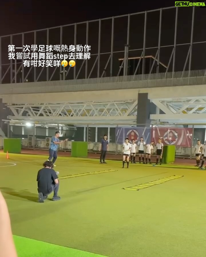 Suey Kwok - 5.2K Likes - 一直冇寫關於足球女將嘅感受,因為五個幾月持續訓練緊,其實唔係好記得咗最開頭學踢波發生既事同感受(有啲後悔冇寫日記。…)
一路睇咗咁多集,回想初初拍攝女將嘅感覺。
自我介紹下先~
參加呢個節目之前我從來都冇踢過波,球齡為零0️⃣。不過平時就有做下運動嘅,例如踩板、瑜伽、踩Roller 諸如此類
身體條件方面,除咗柔軟度,其他方面喺第一次測試都係屬於中下游。🥲
Ummm 大致係咁 再諗到嘅話再補充
記得開拍前監製有問我當知道要參加呢個節目之後,有冇自己練習定。我好堅決答冇、亦都唔會。
參加呢個節目冇咩偉大嘅遠景,最大原因係因為冇踢過波,所以好想測試一下究竟半年學踢波可以學到咩地步。
雖則知道有淘汰制度,但係如果偷雞提前練嘅話,我認為數據就會唔準確。所以都係堅持9月22日first meet先開始我人生嘅足球之旅⚽️
點知!!!第一日見面就要試腳🥲🥲🥲 (內心OS: 搞錯啊,乜唔係黎學踢波架咩~~ 又話由零開始~~ 起碼學少少基本嘢先再測試啦!你究竟想睇啲咩?我冇嘢俾你睇🥲🥲🥲 ) 就係咁…第一日試腳以波皮都掂唔到收場🫠
然後接下來嘅都係一啲基本功訓練,控波帶波掃把腳比波等等
開頭最難受既係肌肉酸痛,因為踢波用嘅肌肉好唔同。成班女仔返到黎就喺呢度痛嗰度痛😂😂😂 但..除咗捱到身體適應晒呢啲痛楚之外,別無他法🙂↔️🙂↔️ …繼續頂埋佢…
去到第四個星期終於迎來第一個傷患,左邊大髀,大概就係做咩動作都好似拉住。所以會長期喺度揼嗰個位同拉筋做舒緩。不過唔係韌帶斷又唔係拗柴仲行得郁得都係要繼續~(冇錯,做人就係咁難☠️)
但究竟練咩整親?我已經唔記得啦~~~
11月15日,一次落雨天晨操開始病,然後進入病完好返再病再好返再繼續病不斷輪迴左大約一個多月。作為一個身體都幾健康、平均一年都病唔到一次病嘅人,呢段時間真係嚇親我媽🤧 (9v9,內地集訓同之後其中一場friendly都係病住咁踢,生病踢波最大嘅感受係反應遲鈍、呼吸急促,至於球技方面病唔病都係差唔多…一樣咁屎波🥲) 再有感而發,作為一個球員病咗都係想爭取機會落場,但又驚表現唔好連累隊波。你話點好呢@@
所以,唔好病。冇選擇就係最好嘅選擇 😃
總結
踢波真係比我想像中難好多好多好多!除咗雙手,全身都可以去控制個波。高波、地波、滴滴波,再嚟有西既波,倒西、側西,唔識踢波分分鐘又嚟啲東南西波。。。。
然後又頭槌心口膝頭哥腳面控腳背控 。。。。
仲要練體能、速度、爆發力、盤扭。。。。。
射波又有唔同射法(前提射中個波都唔係簡單)…
都唔好講仲有戰術 走位。。。。。
總之就數之不盡
即使節目組安排一個禮拜四堂,如果自己唔加操嘅話根本係冇可能返到嚟係做得到,更莫講做得好。
講咁多。。最後結論。。唔好理😀繼續做😀繼續笑😀
此感受僅代表學踢波兩個月的國師👺
發表完畢!請繼續支持足球女將!
我都繼續追看搵返我嘅足球回憶💓
練習嘅相同片都唔多但係全部都咁珍貴
特別多謝 @appl_enga 嘅電話存貨💓💓💓