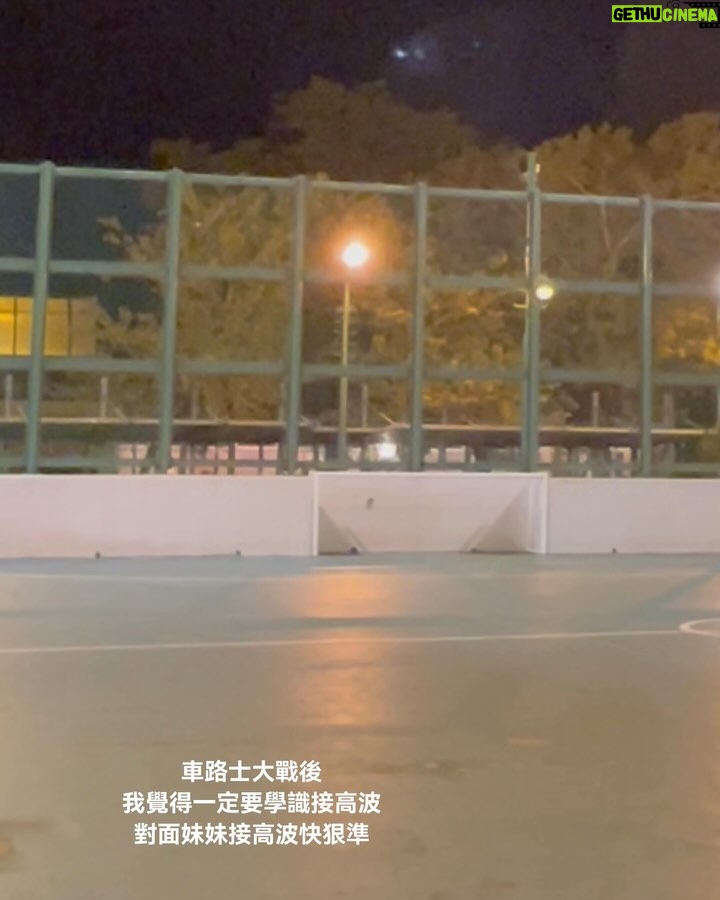 Suey Kwok - 5.2K Likes - 一直冇寫關於足球女將嘅感受,因為五個幾月持續訓練緊,其實唔係好記得咗最開頭學踢波發生既事同感受(有啲後悔冇寫日記。…)
一路睇咗咁多集,回想初初拍攝女將嘅感覺。
自我介紹下先~
參加呢個節目之前我從來都冇踢過波,球齡為零0️⃣。不過平時就有做下運動嘅,例如踩板、瑜伽、踩Roller 諸如此類
身體條件方面,除咗柔軟度,其他方面喺第一次測試都係屬於中下游。🥲
Ummm 大致係咁 再諗到嘅話再補充
記得開拍前監製有問我當知道要參加呢個節目之後,有冇自己練習定。我好堅決答冇、亦都唔會。
參加呢個節目冇咩偉大嘅遠景,最大原因係因為冇踢過波,所以好想測試一下究竟半年學踢波可以學到咩地步。
雖則知道有淘汰制度,但係如果偷雞提前練嘅話,我認為數據就會唔準確。所以都係堅持9月22日first meet先開始我人生嘅足球之旅⚽️
點知!!!第一日見面就要試腳🥲🥲🥲 (內心OS: 搞錯啊,乜唔係黎學踢波架咩~~ 又話由零開始~~ 起碼學少少基本嘢先再測試啦!你究竟想睇啲咩?我冇嘢俾你睇🥲🥲🥲 ) 就係咁…第一日試腳以波皮都掂唔到收場🫠
然後接下來嘅都係一啲基本功訓練,控波帶波掃把腳比波等等
開頭最難受既係肌肉酸痛,因為踢波用嘅肌肉好唔同。成班女仔返到黎就喺呢度痛嗰度痛😂😂😂 但..除咗捱到身體適應晒呢啲痛楚之外,別無他法🙂↔️🙂↔️ …繼續頂埋佢…
去到第四個星期終於迎來第一個傷患,左邊大髀,大概就係做咩動作都好似拉住。所以會長期喺度揼嗰個位同拉筋做舒緩。不過唔係韌帶斷又唔係拗柴仲行得郁得都係要繼續~(冇錯,做人就係咁難☠️)
但究竟練咩整親?我已經唔記得啦~~~
11月15日,一次落雨天晨操開始病,然後進入病完好返再病再好返再繼續病不斷輪迴左大約一個多月。作為一個身體都幾健康、平均一年都病唔到一次病嘅人,呢段時間真係嚇親我媽🤧 (9v9,內地集訓同之後其中一場friendly都係病住咁踢,生病踢波最大嘅感受係反應遲鈍、呼吸急促,至於球技方面病唔病都係差唔多…一樣咁屎波🥲) 再有感而發,作為一個球員病咗都係想爭取機會落場,但又驚表現唔好連累隊波。你話點好呢@@
所以,唔好病。冇選擇就係最好嘅選擇 😃
總結
踢波真係比我想像中難好多好多好多!除咗雙手,全身都可以去控制個波。高波、地波、滴滴波,再嚟有西既波,倒西、側西,唔識踢波分分鐘又嚟啲東南西波。。。。
然後又頭槌心口膝頭哥腳面控腳背控 。。。。
仲要練體能、速度、爆發力、盤扭。。。。。
射波又有唔同射法(前提射中個波都唔係簡單)…
都唔好講仲有戰術 走位。。。。。
總之就數之不盡
即使節目組安排一個禮拜四堂,如果自己唔加操嘅話根本係冇可能返到嚟係做得到,更莫講做得好。
講咁多。。最後結論。。唔好理😀繼續做😀繼續笑😀
此感受僅代表學踢波兩個月的國師👺
發表完畢!請繼續支持足球女將!
我都繼續追看搵返我嘅足球回憶💓
練習嘅相同片都唔多但係全部都咁珍貴
特別多謝 @appl_enga 嘅電話存貨💓💓💓