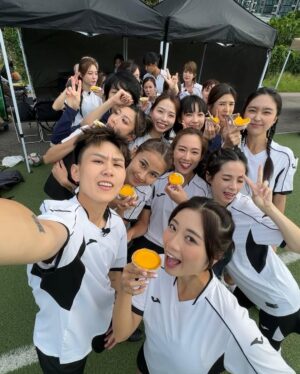 Suey Kwok Instagram - 一直冇寫關於足球女將嘅感受，因為五個幾月持續訓練緊，其實唔係好記得咗最開頭學踢波發生既事同感受(有啲後悔冇寫日記。…)
一路睇咗咁多集，回想初初拍攝女將嘅感覺。

自我介紹下先～
參加呢個節目之前我從來都冇踢過波，球齡為零0️⃣。不過平時就有做下運動嘅，例如踩板、瑜伽、踩Roller 諸如此類 
身體條件方面，除咗柔軟度，其他方面喺第一次測試都係屬於中下游。🥲 
Ummm 大致係咁 再諗到嘅話再補充

記得開拍前監製有問我當知道要參加呢個節目之後，有冇自己練習定。我好堅決答冇、亦都唔會。
參加呢個節目冇咩偉大嘅遠景，最大原因係因為冇踢過波，所以好想測試一下究竟半年學踢波可以學到咩地步。
雖則知道有淘汰制度，但係如果偷雞提前練嘅話，我認為數據就會唔準確。所以都係堅持9月22日first meet先開始我人生嘅足球之旅⚽️

點知！！！第一日見面就要試腳🥲🥲🥲 (內心OS: 搞錯啊，乜唔係黎學踢波架咩~~ 又話由零開始~~ 起碼學少少基本嘢先再測試啦！你究竟想睇啲咩？我冇嘢俾你睇🥲🥲🥲 ) 就係咁…第一日試腳以波皮都掂唔到收場🫠 

然後接下來嘅都係一啲基本功訓練，控波帶波掃把腳比波等等
開頭最難受既係肌肉酸痛，因為踢波用嘅肌肉好唔同。成班女仔返到黎就喺呢度痛嗰度痛😂😂😂 但..除咗捱到身體適應晒呢啲痛楚之外，別無他法🙂‍↔️🙂‍↔️ …繼續頂埋佢…

去到第四個星期終於迎來第一個傷患，左邊大髀，大概就係做咩動作都好似拉住。所以會長期喺度揼嗰個位同拉筋做舒緩。不過唔係韌帶斷又唔係拗柴仲行得郁得都係要繼續～（冇錯，做人就係咁難☠️）
但究竟練咩整親？我已經唔記得啦～～～ 

11月15日，一次落雨天晨操開始病，然後進入病完好返再病再好返再繼續病不斷輪迴左大約一個多月。作為一個身體都幾健康、平均一年都病唔到一次病嘅人，呢段時間真係嚇親我媽🤧 （9v9,內地集訓同之後其中一場friendly都係病住咁踢，生病踢波最大嘅感受係反應遲鈍、呼吸急促，至於球技方面病唔病都係差唔多…一樣咁屎波🥲) 再有感而發，作為一個球員病咗都係想爭取機會落場，但又驚表現唔好連累隊波。你話點好呢@@
所以，唔好病。冇選擇就係最好嘅選擇 😃

總結

踢波真係比我想像中難好多好多好多！除咗雙手，全身都可以去控制個波。高波、地波、滴滴波，再嚟有西既波，倒西、側西，唔識踢波分分鐘又嚟啲東南西波。。。。
然後又頭槌心口膝頭哥腳面控腳背控 。。。。
仲要練體能、速度、爆發力、盤扭。。。。。
射波又有唔同射法（前提射中個波都唔係簡單）…
都唔好講仲有戰術 走位。。。。。
總之就數之不盡 
即使節目組安排一個禮拜四堂，如果自己唔加操嘅話根本係冇可能返到嚟係做得到，更莫講做得好。

講咁多。。最後結論。。唔好理😀繼續做😀繼續笑😀 

此感受僅代表學踢波兩個月的國師👺
發表完畢！請繼續支持足球女將！
我都繼續追看搵返我嘅足球回憶💓

練習嘅相同片都唔多但係全部都咁珍貴
特別多謝 @appl_enga 嘅電話存貨💓💓💓