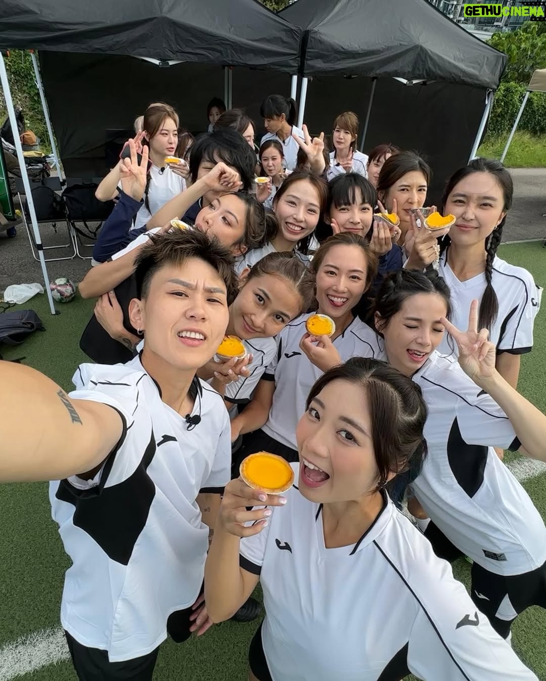 Suey Kwok - 5.2K Likes - 一直冇寫關於足球女將嘅感受,因為五個幾月持續訓練緊,其實唔係好記得咗最開頭學踢波發生既事同感受(有啲後悔冇寫日記。…)
一路睇咗咁多集,回想初初拍攝女將嘅感覺。
自我介紹下先~
參加呢個節目之前我從來都冇踢過波,球齡為零0️⃣。不過平時就有做下運動嘅,例如踩板、瑜伽、踩Roller 諸如此類
身體條件方面,除咗柔軟度,其他方面喺第一次測試都係屬於中下游。🥲
Ummm 大致係咁 再諗到嘅話再補充
記得開拍前監製有問我當知道要參加呢個節目之後,有冇自己練習定。我好堅決答冇、亦都唔會。
參加呢個節目冇咩偉大嘅遠景,最大原因係因為冇踢過波,所以好想測試一下究竟半年學踢波可以學到咩地步。
雖則知道有淘汰制度,但係如果偷雞提前練嘅話,我認為數據就會唔準確。所以都係堅持9月22日first meet先開始我人生嘅足球之旅⚽️
點知!!!第一日見面就要試腳🥲🥲🥲 (內心OS: 搞錯啊,乜唔係黎學踢波架咩~~ 又話由零開始~~ 起碼學少少基本嘢先再測試啦!你究竟想睇啲咩?我冇嘢俾你睇🥲🥲🥲 ) 就係咁…第一日試腳以波皮都掂唔到收場🫠
然後接下來嘅都係一啲基本功訓練,控波帶波掃把腳比波等等
開頭最難受既係肌肉酸痛,因為踢波用嘅肌肉好唔同。成班女仔返到黎就喺呢度痛嗰度痛😂😂😂 但..除咗捱到身體適應晒呢啲痛楚之外,別無他法🙂↔️🙂↔️ …繼續頂埋佢…
去到第四個星期終於迎來第一個傷患,左邊大髀,大概就係做咩動作都好似拉住。所以會長期喺度揼嗰個位同拉筋做舒緩。不過唔係韌帶斷又唔係拗柴仲行得郁得都係要繼續~(冇錯,做人就係咁難☠️)
但究竟練咩整親?我已經唔記得啦~~~
11月15日,一次落雨天晨操開始病,然後進入病完好返再病再好返再繼續病不斷輪迴左大約一個多月。作為一個身體都幾健康、平均一年都病唔到一次病嘅人,呢段時間真係嚇親我媽🤧 (9v9,內地集訓同之後其中一場friendly都係病住咁踢,生病踢波最大嘅感受係反應遲鈍、呼吸急促,至於球技方面病唔病都係差唔多…一樣咁屎波🥲) 再有感而發,作為一個球員病咗都係想爭取機會落場,但又驚表現唔好連累隊波。你話點好呢@@
所以,唔好病。冇選擇就係最好嘅選擇 😃
總結
踢波真係比我想像中難好多好多好多!除咗雙手,全身都可以去控制個波。高波、地波、滴滴波,再嚟有西既波,倒西、側西,唔識踢波分分鐘又嚟啲東南西波。。。。
然後又頭槌心口膝頭哥腳面控腳背控 。。。。
仲要練體能、速度、爆發力、盤扭。。。。。
射波又有唔同射法(前提射中個波都唔係簡單)…
都唔好講仲有戰術 走位。。。。。
總之就數之不盡
即使節目組安排一個禮拜四堂,如果自己唔加操嘅話根本係冇可能返到嚟係做得到,更莫講做得好。
講咁多。。最後結論。。唔好理😀繼續做😀繼續笑😀
此感受僅代表學踢波兩個月的國師👺
發表完畢!請繼續支持足球女將!
我都繼續追看搵返我嘅足球回憶💓
練習嘅相同片都唔多但係全部都咁珍貴
特別多謝 @appl_enga 嘅電話存貨💓💓💓