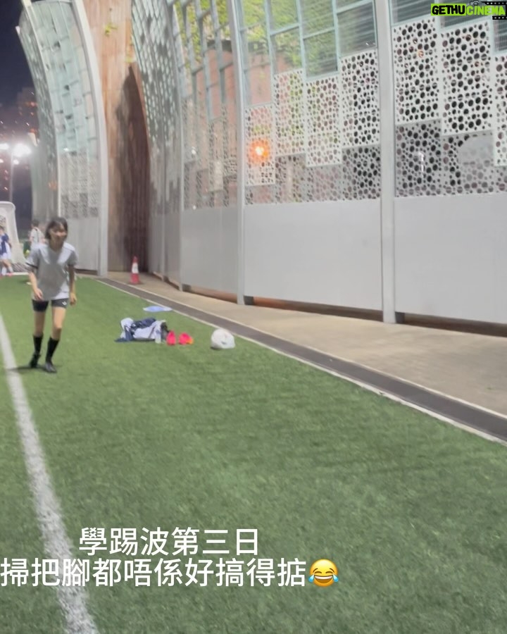 Suey Kwok - 5.2K Likes - 一直冇寫關於足球女將嘅感受,因為五個幾月持續訓練緊,其實唔係好記得咗最開頭學踢波發生既事同感受(有啲後悔冇寫日記。…)
一路睇咗咁多集,回想初初拍攝女將嘅感覺。
自我介紹下先~
參加呢個節目之前我從來都冇踢過波,球齡為零0️⃣。不過平時就有做下運動嘅,例如踩板、瑜伽、踩Roller 諸如此類
身體條件方面,除咗柔軟度,其他方面喺第一次測試都係屬於中下游。🥲
Ummm 大致係咁 再諗到嘅話再補充
記得開拍前監製有問我當知道要參加呢個節目之後,有冇自己練習定。我好堅決答冇、亦都唔會。
參加呢個節目冇咩偉大嘅遠景,最大原因係因為冇踢過波,所以好想測試一下究竟半年學踢波可以學到咩地步。
雖則知道有淘汰制度,但係如果偷雞提前練嘅話,我認為數據就會唔準確。所以都係堅持9月22日first meet先開始我人生嘅足球之旅⚽️
點知!!!第一日見面就要試腳🥲🥲🥲 (內心OS: 搞錯啊,乜唔係黎學踢波架咩~~ 又話由零開始~~ 起碼學少少基本嘢先再測試啦!你究竟想睇啲咩?我冇嘢俾你睇🥲🥲🥲 ) 就係咁…第一日試腳以波皮都掂唔到收場🫠
然後接下來嘅都係一啲基本功訓練,控波帶波掃把腳比波等等
開頭最難受既係肌肉酸痛,因為踢波用嘅肌肉好唔同。成班女仔返到黎就喺呢度痛嗰度痛😂😂😂 但..除咗捱到身體適應晒呢啲痛楚之外,別無他法🙂↔️🙂↔️ …繼續頂埋佢…
去到第四個星期終於迎來第一個傷患,左邊大髀,大概就係做咩動作都好似拉住。所以會長期喺度揼嗰個位同拉筋做舒緩。不過唔係韌帶斷又唔係拗柴仲行得郁得都係要繼續~(冇錯,做人就係咁難☠️)
但究竟練咩整親?我已經唔記得啦~~~
11月15日,一次落雨天晨操開始病,然後進入病完好返再病再好返再繼續病不斷輪迴左大約一個多月。作為一個身體都幾健康、平均一年都病唔到一次病嘅人,呢段時間真係嚇親我媽🤧 (9v9,內地集訓同之後其中一場friendly都係病住咁踢,生病踢波最大嘅感受係反應遲鈍、呼吸急促,至於球技方面病唔病都係差唔多…一樣咁屎波🥲) 再有感而發,作為一個球員病咗都係想爭取機會落場,但又驚表現唔好連累隊波。你話點好呢@@
所以,唔好病。冇選擇就係最好嘅選擇 😃
總結
踢波真係比我想像中難好多好多好多!除咗雙手,全身都可以去控制個波。高波、地波、滴滴波,再嚟有西既波,倒西、側西,唔識踢波分分鐘又嚟啲東南西波。。。。
然後又頭槌心口膝頭哥腳面控腳背控 。。。。
仲要練體能、速度、爆發力、盤扭。。。。。
射波又有唔同射法(前提射中個波都唔係簡單)…
都唔好講仲有戰術 走位。。。。。
總之就數之不盡
即使節目組安排一個禮拜四堂,如果自己唔加操嘅話根本係冇可能返到嚟係做得到,更莫講做得好。
講咁多。。最後結論。。唔好理😀繼續做😀繼續笑😀
此感受僅代表學踢波兩個月的國師👺
發表完畢!請繼續支持足球女將!
我都繼續追看搵返我嘅足球回憶💓
練習嘅相同片都唔多但係全部都咁珍貴
特別多謝 @appl_enga 嘅電話存貨💓💓💓
