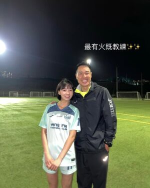 Suey Kwok Instagram - 幻想世界裏面嘅情景冇出現
螢花輸咗 我哋冇入到波
真人騷同動漫果然係唔同~

好多次被問及拍攝節目最難忘嘅一刻係幾時？
而家我會好肯定答，係終極一戰最後10分鐘。再次落場，嗰刻，我真正感受到「熱血沸騰」呢四個字係咩意思。好想好想螢花入波，我知呢10分鐘係我最後一個機會。仲未輸！請求時間行慢啲，撐到我哋入波為止。

雞聲響起，正式完場，最後以3:0落敗。眼淚不自覺向下流，半年嘅訓練唔想就咁結束。
雖然遺憾～但大家都搏晒老命，呢場仗我覺得我哋冇輸。由第一日當足球係炸彈咁踢走、跑幾步就冇力、成日踩波車食波餅，到最後完成到90分鐘嘅賽事，大家都真係好叻！

《足球女將》播完啦 但仲未想停
下一個目標 入波⚽️

PS
自從節目出街後，收到好多嘅DM ，仲要不乏千字文，由衷感受到大家對呢個節目同足球熱愛。✨

第一次現場有球迷支持，呢件事好正！你哋嘅支持係對我哋最大嘅鼓舞💓