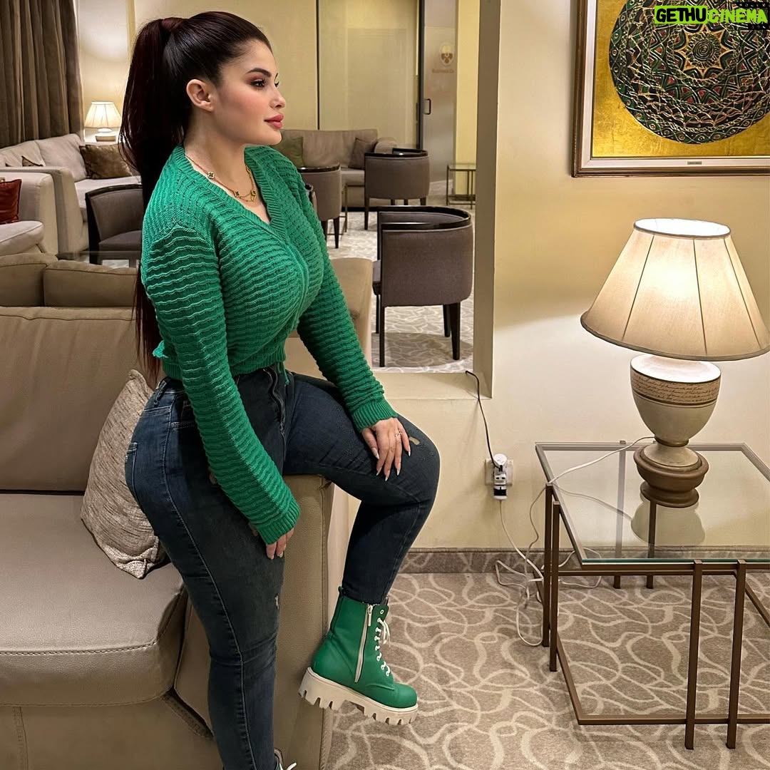 Sulaf Jalil - 137.7K Likes - عدكم ٢٠٠ الف ولازم توزعها على ٣ اشخاص بتساوي اشكد لكل واحد تنطية..😖
