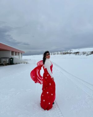 Sumaiya Naaz Instagram - Eid in Iceland 🇮🇸✨

From family back home to a new family here,life is all about embracing change and manifesting the right energy. So My Girliessss😘 Trust the process, and everything love, family, career will fall into place. ❤️

Travel partner @roadtripsmadeepic 

 #EidVibes #NewBeginnings #ManifestAndTrust