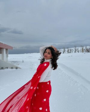 Sumaiya Naaz Instagram - Eid in Iceland 🇮🇸✨

From family back home to a new family here,life is all about embracing change and manifesting the right energy. So My Girliessss😘 Trust the process, and everything love, family, career will fall into place. ❤️

Travel partner @roadtripsmadeepic 

 #EidVibes #NewBeginnings #ManifestAndTrust