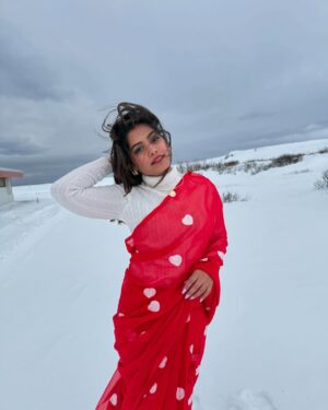 Sumaiya Naaz Instagram - Eid in Iceland 🇮🇸✨

From family back home to a new family here,life is all about embracing change and manifesting the right energy. So My Girliessss😘 Trust the process, and everything love, family, career will fall into place. ❤️

Travel partner @roadtripsmadeepic 

 #EidVibes #NewBeginnings #ManifestAndTrust