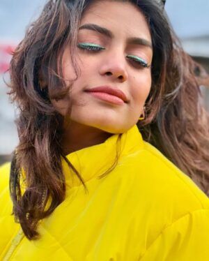 Sumaiya Naaz Instagram - Busy crafting my Own Masterpiece 💛✨

Only your bestie can click pics like this @djdeepikanavz