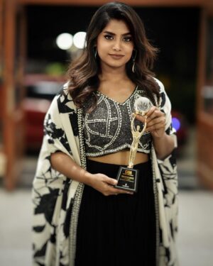 Sumaiya Naaz Instagram - Wellness Influencer of the Year 2024
Once an OG, always an OG 😎
Another award, another milestone unstoppable as ever 🧿 ✨ 

Special thanks to @cittakshashila 

Mua @glambyramya 
Outfit @kay_annanagar
📸 @__christopher__d @_weshoot