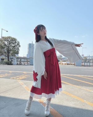 Sumire Uesaka Instagram - にちようび〜！
皆さま、すこやかにお過ごしでしょうか？

今日はAnimeJapanで「甘神さんちの縁結び」ステージでした！
いよいよ最終回間近〜！！クライマックスをどうぞ、お見逃しなくっ！
三姉妹での巫女姿もそろそろみおさめ…？！やだやだ！もっと見たいよぅ〜！

そして、このあとは「おまねる」完結スペシャル！
力の限り生放送しますよ〜！
あなたと私で、おまねるを寝かそう！！
よかったらお付き合いくださいねっ！

#甘神さんちの縁結び