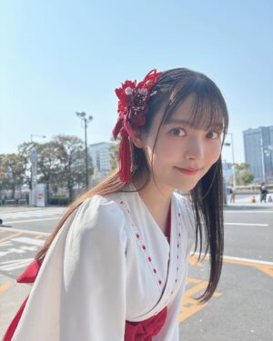 Sumire Uesaka Instagram - にちようび〜！
皆さま、すこやかにお過ごしでしょうか？

今日はAnimeJapanで「甘神さんちの縁結び」ステージでした！
いよいよ最終回間近〜！！クライマックスをどうぞ、お見逃しなくっ！
三姉妹での巫女姿もそろそろみおさめ…？！やだやだ！もっと見たいよぅ〜！

そして、このあとは「おまねる」完結スペシャル！
力の限り生放送しますよ〜！
あなたと私で、おまねるを寝かそう！！
よかったらお付き合いくださいねっ！

#甘神さんちの縁結び