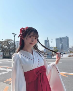 Sumire Uesaka Instagram - にちようび〜！
皆さま、すこやかにお過ごしでしょうか？

今日はAnimeJapanで「甘神さんちの縁結び」ステージでした！
いよいよ最終回間近〜！！クライマックスをどうぞ、お見逃しなくっ！
三姉妹での巫女姿もそろそろみおさめ…？！やだやだ！もっと見たいよぅ〜！

そして、このあとは「おまねる」完結スペシャル！
力の限り生放送しますよ〜！
あなたと私で、おまねるを寝かそう！！
よかったらお付き合いくださいねっ！

#甘神さんちの縁結び