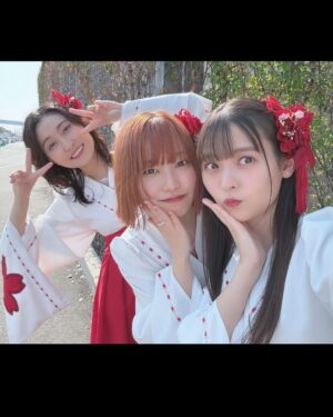 Sumire Uesaka Instagram - にちようび〜！
皆さま、すこやかにお過ごしでしょうか？

今日はAnimeJapanで「甘神さんちの縁結び」ステージでした！
いよいよ最終回間近〜！！クライマックスをどうぞ、お見逃しなくっ！
三姉妹での巫女姿もそろそろみおさめ…？！やだやだ！もっと見たいよぅ〜！

そして、このあとは「おまねる」完結スペシャル！
力の限り生放送しますよ〜！
あなたと私で、おまねるを寝かそう！！
よかったらお付き合いくださいねっ！

#甘神さんちの縁結び