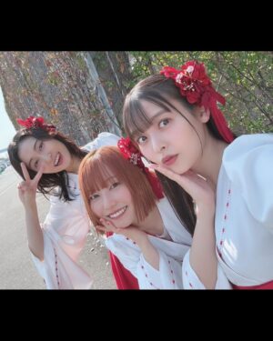 Sumire Uesaka Instagram - にちようび〜！
皆さま、すこやかにお過ごしでしょうか？

今日はAnimeJapanで「甘神さんちの縁結び」ステージでした！
いよいよ最終回間近〜！！クライマックスをどうぞ、お見逃しなくっ！
三姉妹での巫女姿もそろそろみおさめ…？！やだやだ！もっと見たいよぅ〜！

そして、このあとは「おまねる」完結スペシャル！
力の限り生放送しますよ〜！
あなたと私で、おまねるを寝かそう！！
よかったらお付き合いくださいねっ！

#甘神さんちの縁結び