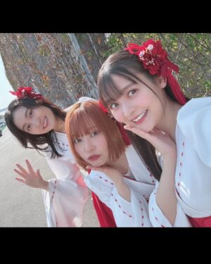 Sumire Uesaka Instagram - にちようび〜！
皆さま、すこやかにお過ごしでしょうか？

今日はAnimeJapanで「甘神さんちの縁結び」ステージでした！
いよいよ最終回間近〜！！クライマックスをどうぞ、お見逃しなくっ！
三姉妹での巫女姿もそろそろみおさめ…？！やだやだ！もっと見たいよぅ〜！

そして、このあとは「おまねる」完結スペシャル！
力の限り生放送しますよ〜！
あなたと私で、おまねるを寝かそう！！
よかったらお付き合いくださいねっ！

#甘神さんちの縁結び