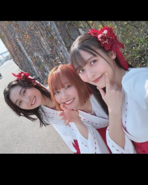 Sumire Uesaka Instagram - にちようび〜！
皆さま、すこやかにお過ごしでしょうか？

今日はAnimeJapanで「甘神さんちの縁結び」ステージでした！
いよいよ最終回間近〜！！クライマックスをどうぞ、お見逃しなくっ！
三姉妹での巫女姿もそろそろみおさめ…？！やだやだ！もっと見たいよぅ〜！

そして、このあとは「おまねる」完結スペシャル！
力の限り生放送しますよ〜！
あなたと私で、おまねるを寝かそう！！
よかったらお付き合いくださいねっ！

#甘神さんちの縁結び