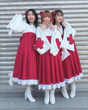 Sumire Uesaka Instagram - にちようび〜！
皆さま、すこやかにお過ごしでしょうか？

今日はAnimeJapanで「甘神さんちの縁結び」ステージでした！
いよいよ最終回間近〜！！クライマックスをどうぞ、お見逃しなくっ！
三姉妹での巫女姿もそろそろみおさめ…？！やだやだ！もっと見たいよぅ〜！

そして、このあとは「おまねる」完結スペシャル！
力の限り生放送しますよ〜！
あなたと私で、おまねるを寝かそう！！
よかったらお付き合いくださいねっ！

#甘神さんちの縁結び