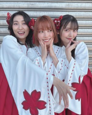 Sumire Uesaka Instagram - にちようび〜！
皆さま、すこやかにお過ごしでしょうか？

今日はAnimeJapanで「甘神さんちの縁結び」ステージでした！
いよいよ最終回間近〜！！クライマックスをどうぞ、お見逃しなくっ！
三姉妹での巫女姿もそろそろみおさめ…？！やだやだ！もっと見たいよぅ〜！

そして、このあとは「おまねる」完結スペシャル！
力の限り生放送しますよ〜！
あなたと私で、おまねるを寝かそう！！
よかったらお付き合いくださいねっ！

#甘神さんちの縁結び