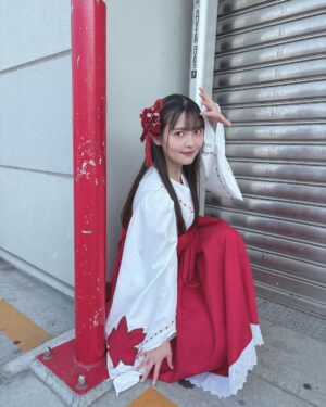 Sumire Uesaka Instagram - にちようび〜！
皆さま、すこやかにお過ごしでしょうか？

今日はAnimeJapanで「甘神さんちの縁結び」ステージでした！
いよいよ最終回間近〜！！クライマックスをどうぞ、お見逃しなくっ！
三姉妹での巫女姿もそろそろみおさめ…？！やだやだ！もっと見たいよぅ〜！

そして、このあとは「おまねる」完結スペシャル！
力の限り生放送しますよ〜！
あなたと私で、おまねるを寝かそう！！
よかったらお付き合いくださいねっ！

#甘神さんちの縁結び