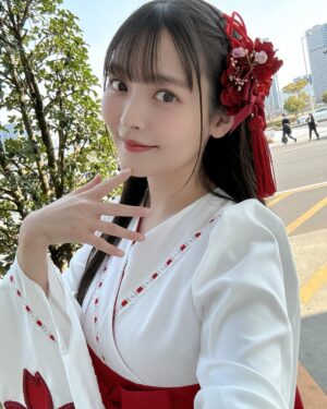 Sumire Uesaka Instagram - にちようび〜！
皆さま、すこやかにお過ごしでしょうか？

今日はAnimeJapanで「甘神さんちの縁結び」ステージでした！
いよいよ最終回間近〜！！クライマックスをどうぞ、お見逃しなくっ！
三姉妹での巫女姿もそろそろみおさめ…？！やだやだ！もっと見たいよぅ〜！

そして、このあとは「おまねる」完結スペシャル！
力の限り生放送しますよ〜！
あなたと私で、おまねるを寝かそう！！
よかったらお付き合いくださいねっ！

#甘神さんちの縁結び