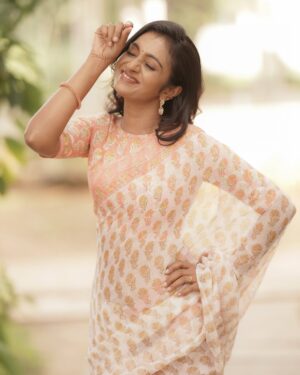 Sunitha Srinivasan Instagram - Artist - @sunitha_official
Costumes - @kaarigai.sarees
Photographer - @camerasenthil
Makeup - @beatyourface_artistry
Hair - @_miss.blender_
Shoot Organized by @rrajeshananda

#sunithasrinivasan #serialactress #model #picofthedays #dogsofinstagram 
#suntv