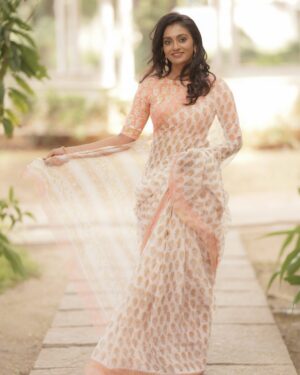 Sunitha Srinivasan Instagram - Artist - @sunitha_official
Costumes - @kaarigai.sarees
Photographer - @camerasenthil
Makeup - @beatyourface_artistry
Hair - @_miss.blender_
Shoot Organized by @rrajeshananda

#sunithasrinivasan #serialactress #model #picofthedays #dogsofinstagram 
#suntv