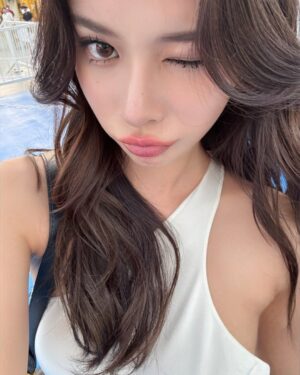 Supassra Thanachat Instagram - 🎪让胡思乱想滚蛋吧♪✰💘💭

@Dior
 #DiorAW25 ✨