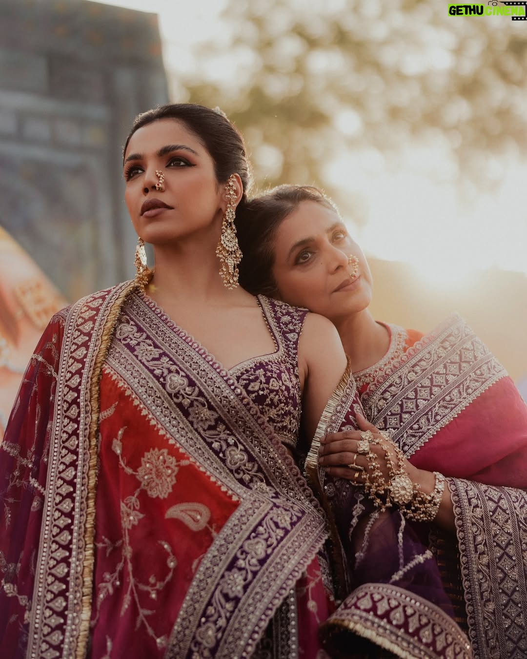 Supriya Pilgaonkar - 46.5K Likes - The world pauses to dance together, to pray together, to celebrate together. The dhol beats echo unity, the chants of ‘Ganpati Bappa Morya’ dissolve differences. And when Visarjan arrives, we don’t bid him farewell—we promise to welcome him again, together, next year.
Because Ganesha is more than a god—he is a feeling, a festival, a force that binds us all.
𝐔 𝐍 𝐕 𝐄 𝐈 𝐋 𝐈 𝐍 𝐆
𝐉𝐮𝐥𝐨𝐨𝐬 • जुलूस • جلوس
Featured: @shriya.pilgaonkar
@supriyapilgaonkar
Story, concept & direction: @karantorani
Image courtesy @vanshvirmani
Styling, casting @jahnvibansal
Jewellery @shriparamanijewels
Assistant director @asmipradeep
Hair & Makeup @Bkccad @samanthakochharr
Set Design & execution @thea3project @ambitrix
Floral design partners @blacktulipflowers_india
#ToraniIndia #Juloos #GaneshChaturthi #CelebratingIndia