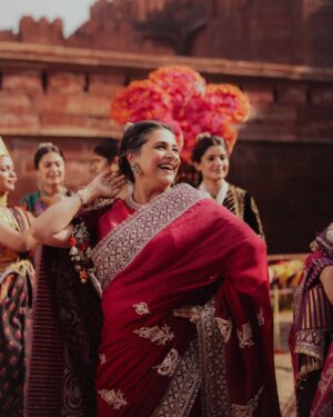 Supriya Pilgaonkar Instagram - The world pauses to dance together, to pray together, to celebrate together. The dhol beats echo unity, the chants of ‘Ganpati Bappa Morya’ dissolve differences. And when Visarjan arrives, we don’t bid him farewell—we promise to welcome him again, together, next year.

Because Ganesha is more than a god—he is a feeling, a festival, a force that binds us all.

𝐔 𝐍 𝐕 𝐄 𝐈 𝐋 𝐈 𝐍 𝐆
𝐉𝐮𝐥𝐨𝐨𝐬 • जुलूस • جلوس

Featured: @shriya.pilgaonkar
@supriyapilgaonkar
Story, concept & direction: @karantorani 
Image courtesy @vanshvirmani
Styling, casting @jahnvibansal
Jewellery @shriparamanijewels
Assistant director @asmipradeep
Hair & Makeup @Bkccad @samanthakochharr
Set Design & execution @thea3project @ambitrix
Floral design partners @blacktulipflowers_india

#ToraniIndia #Juloos #GaneshChaturthi #CelebratingIndia