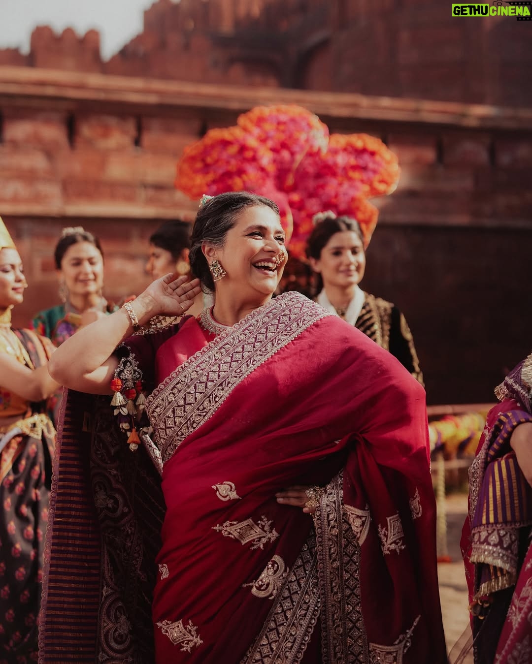 Supriya Pilgaonkar - 46.5K Likes - The world pauses to dance together, to pray together, to celebrate together. The dhol beats echo unity, the chants of ‘Ganpati Bappa Morya’ dissolve differences. And when Visarjan arrives, we don’t bid him farewell—we promise to welcome him again, together, next year.
Because Ganesha is more than a god—he is a feeling, a festival, a force that binds us all.
𝐔 𝐍 𝐕 𝐄 𝐈 𝐋 𝐈 𝐍 𝐆
𝐉𝐮𝐥𝐨𝐨𝐬 • जुलूस • جلوس
Featured: @shriya.pilgaonkar
@supriyapilgaonkar
Story, concept & direction: @karantorani
Image courtesy @vanshvirmani
Styling, casting @jahnvibansal
Jewellery @shriparamanijewels
Assistant director @asmipradeep
Hair & Makeup @Bkccad @samanthakochharr
Set Design & execution @thea3project @ambitrix
Floral design partners @blacktulipflowers_india
#ToraniIndia #Juloos #GaneshChaturthi #CelebratingIndia