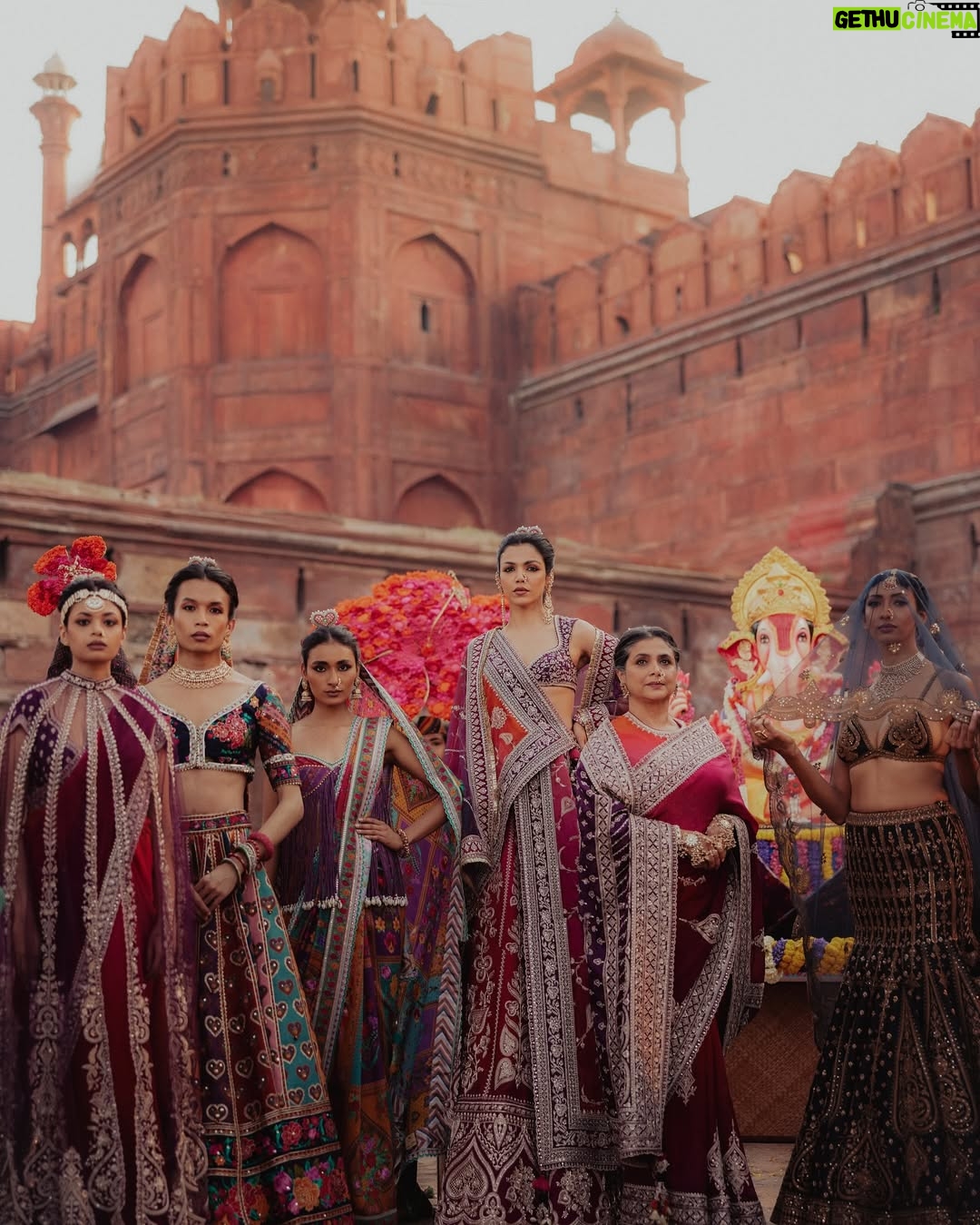 Supriya Pilgaonkar - 46.5K Likes - The world pauses to dance together, to pray together, to celebrate together. The dhol beats echo unity, the chants of ‘Ganpati Bappa Morya’ dissolve differences. And when Visarjan arrives, we don’t bid him farewell—we promise to welcome him again, together, next year.
Because Ganesha is more than a god—he is a feeling, a festival, a force that binds us all.
𝐔 𝐍 𝐕 𝐄 𝐈 𝐋 𝐈 𝐍 𝐆
𝐉𝐮𝐥𝐨𝐨𝐬 • जुलूस • جلوس
Featured: @shriya.pilgaonkar
@supriyapilgaonkar
Story, concept & direction: @karantorani
Image courtesy @vanshvirmani
Styling, casting @jahnvibansal
Jewellery @shriparamanijewels
Assistant director @asmipradeep
Hair & Makeup @Bkccad @samanthakochharr
Set Design & execution @thea3project @ambitrix
Floral design partners @blacktulipflowers_india
#ToraniIndia #Juloos #GaneshChaturthi #CelebratingIndia