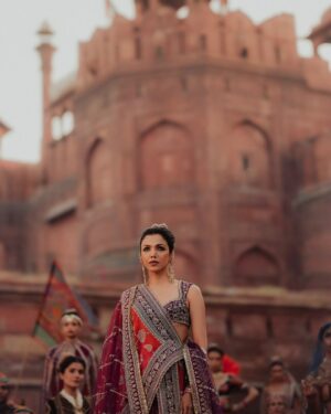 Supriya Pilgaonkar Instagram - The world pauses to dance together, to pray together, to celebrate together. The dhol beats echo unity, the chants of ‘Ganpati Bappa Morya’ dissolve differences. And when Visarjan arrives, we don’t bid him farewell—we promise to welcome him again, together, next year.

Because Ganesha is more than a god—he is a feeling, a festival, a force that binds us all.

𝐔 𝐍 𝐕 𝐄 𝐈 𝐋 𝐈 𝐍 𝐆
𝐉𝐮𝐥𝐨𝐨𝐬 • जुलूस • جلوس

Featured: @shriya.pilgaonkar
@supriyapilgaonkar
Story, concept & direction: @karantorani 
Image courtesy @vanshvirmani
Styling, casting @jahnvibansal
Jewellery @shriparamanijewels
Assistant director @asmipradeep
Hair & Makeup @Bkccad @samanthakochharr
Set Design & execution @thea3project @ambitrix
Floral design partners @blacktulipflowers_india

#ToraniIndia #Juloos #GaneshChaturthi #CelebratingIndia