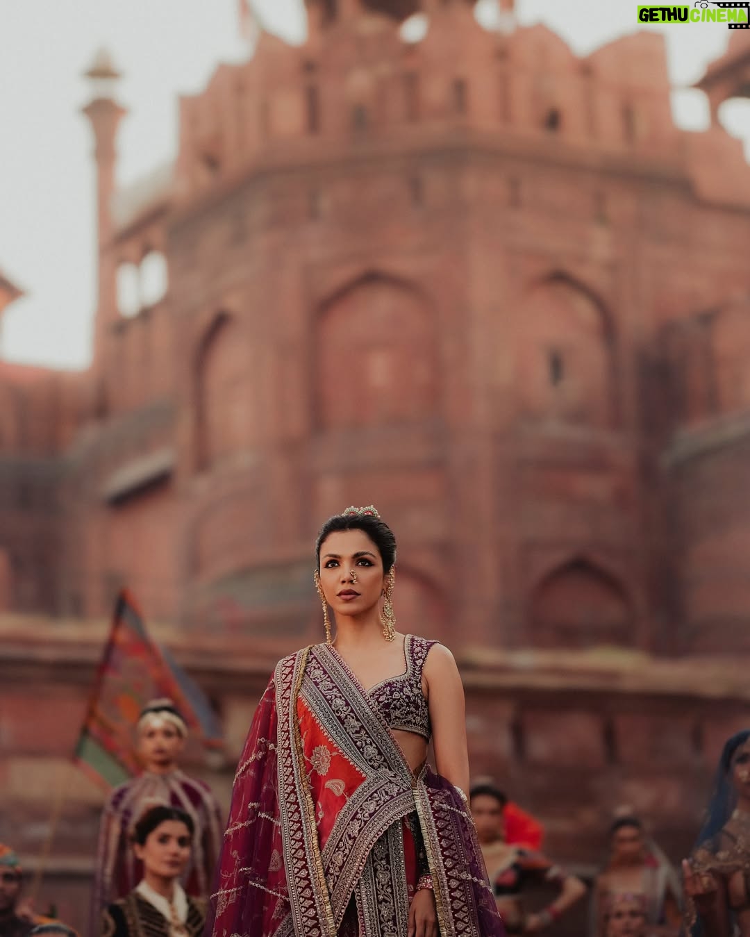 Supriya Pilgaonkar - 46.5K Likes - The world pauses to dance together, to pray together, to celebrate together. The dhol beats echo unity, the chants of ‘Ganpati Bappa Morya’ dissolve differences. And when Visarjan arrives, we don’t bid him farewell—we promise to welcome him again, together, next year.
Because Ganesha is more than a god—he is a feeling, a festival, a force that binds us all.
𝐔 𝐍 𝐕 𝐄 𝐈 𝐋 𝐈 𝐍 𝐆
𝐉𝐮𝐥𝐨𝐨𝐬 • जुलूस • جلوس
Featured: @shriya.pilgaonkar
@supriyapilgaonkar
Story, concept & direction: @karantorani
Image courtesy @vanshvirmani
Styling, casting @jahnvibansal
Jewellery @shriparamanijewels
Assistant director @asmipradeep
Hair & Makeup @Bkccad @samanthakochharr
Set Design & execution @thea3project @ambitrix
Floral design partners @blacktulipflowers_india
#ToraniIndia #Juloos #GaneshChaturthi #CelebratingIndia