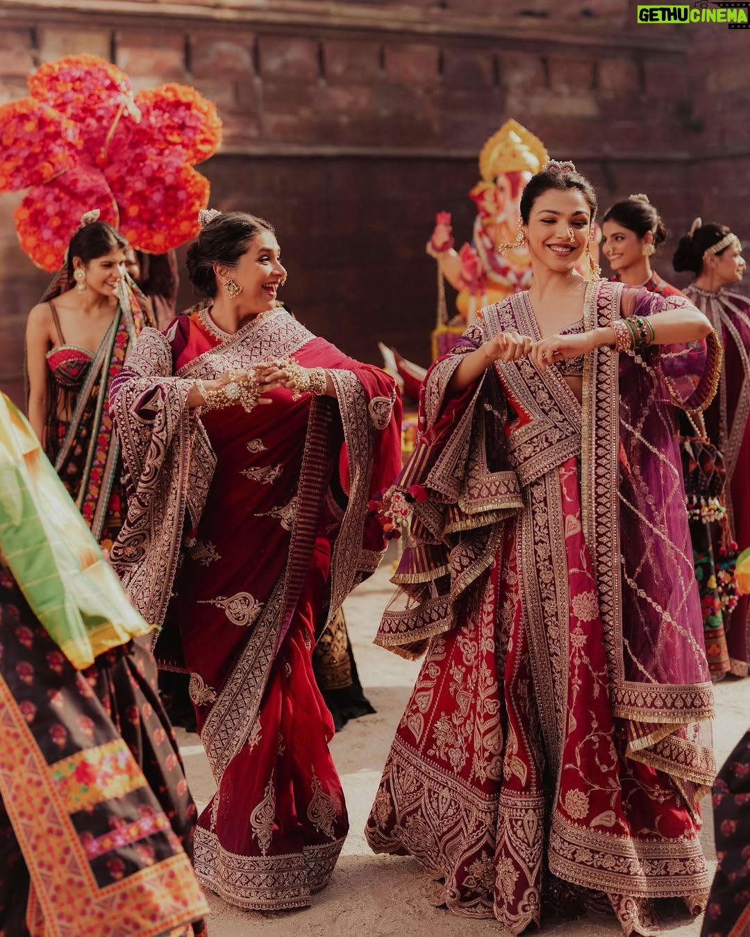 Supriya Pilgaonkar - 46.5K Likes - The world pauses to dance together, to pray together, to celebrate together. The dhol beats echo unity, the chants of ‘Ganpati Bappa Morya’ dissolve differences. And when Visarjan arrives, we don’t bid him farewell—we promise to welcome him again, together, next year.
Because Ganesha is more than a god—he is a feeling, a festival, a force that binds us all.
𝐔 𝐍 𝐕 𝐄 𝐈 𝐋 𝐈 𝐍 𝐆
𝐉𝐮𝐥𝐨𝐨𝐬 • जुलूस • جلوس
Featured: @shriya.pilgaonkar
@supriyapilgaonkar
Story, concept & direction: @karantorani
Image courtesy @vanshvirmani
Styling, casting @jahnvibansal
Jewellery @shriparamanijewels
Assistant director @asmipradeep
Hair & Makeup @Bkccad @samanthakochharr
Set Design & execution @thea3project @ambitrix
Floral design partners @blacktulipflowers_india
#ToraniIndia #Juloos #GaneshChaturthi #CelebratingIndia