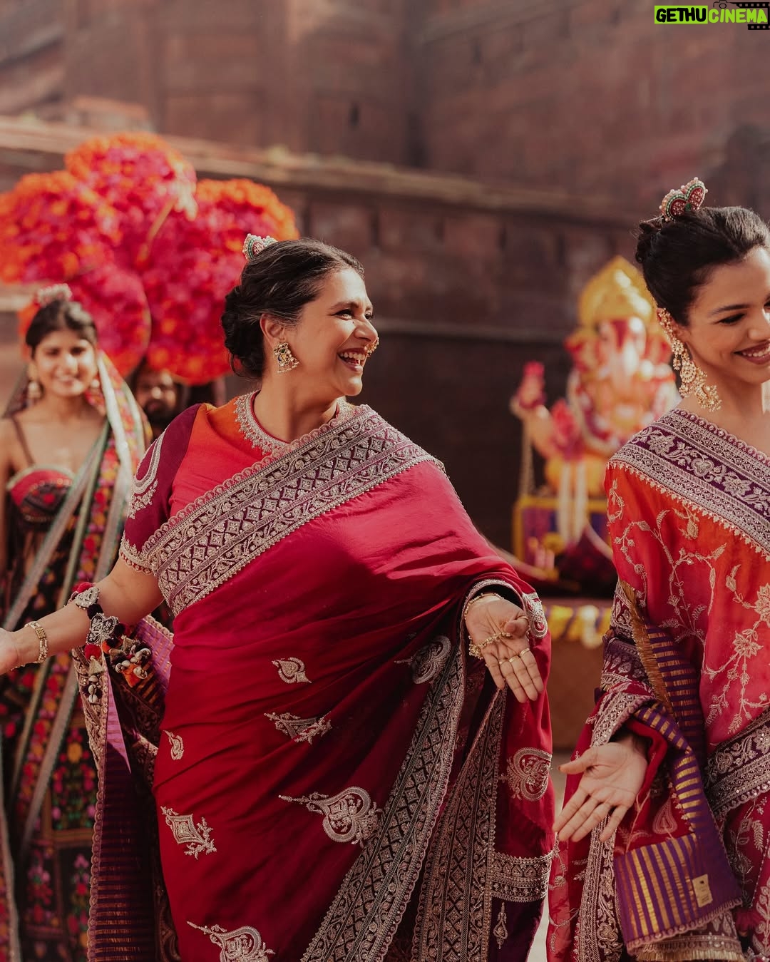 Supriya Pilgaonkar - 46.5K Likes - The world pauses to dance together, to pray together, to celebrate together. The dhol beats echo unity, the chants of ‘Ganpati Bappa Morya’ dissolve differences. And when Visarjan arrives, we don’t bid him farewell—we promise to welcome him again, together, next year.
Because Ganesha is more than a god—he is a feeling, a festival, a force that binds us all.
𝐔 𝐍 𝐕 𝐄 𝐈 𝐋 𝐈 𝐍 𝐆
𝐉𝐮𝐥𝐨𝐨𝐬 • जुलूस • جلوس
Featured: @shriya.pilgaonkar
@supriyapilgaonkar
Story, concept & direction: @karantorani
Image courtesy @vanshvirmani
Styling, casting @jahnvibansal
Jewellery @shriparamanijewels
Assistant director @asmipradeep
Hair & Makeup @Bkccad @samanthakochharr
Set Design & execution @thea3project @ambitrix
Floral design partners @blacktulipflowers_india
#ToraniIndia #Juloos #GaneshChaturthi #CelebratingIndia