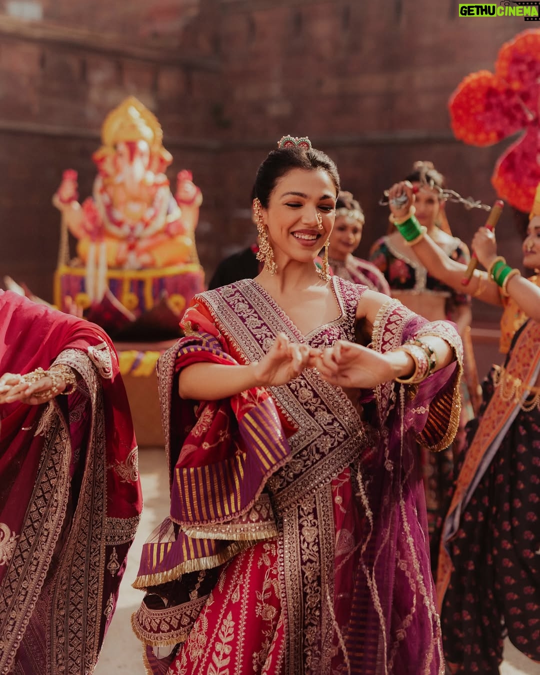 Supriya Pilgaonkar - 46.5K Likes - The world pauses to dance together, to pray together, to celebrate together. The dhol beats echo unity, the chants of ‘Ganpati Bappa Morya’ dissolve differences. And when Visarjan arrives, we don’t bid him farewell—we promise to welcome him again, together, next year.
Because Ganesha is more than a god—he is a feeling, a festival, a force that binds us all.
𝐔 𝐍 𝐕 𝐄 𝐈 𝐋 𝐈 𝐍 𝐆
𝐉𝐮𝐥𝐨𝐨𝐬 • जुलूस • جلوس
Featured: @shriya.pilgaonkar
@supriyapilgaonkar
Story, concept & direction: @karantorani
Image courtesy @vanshvirmani
Styling, casting @jahnvibansal
Jewellery @shriparamanijewels
Assistant director @asmipradeep
Hair & Makeup @Bkccad @samanthakochharr
Set Design & execution @thea3project @ambitrix
Floral design partners @blacktulipflowers_india
#ToraniIndia #Juloos #GaneshChaturthi #CelebratingIndia