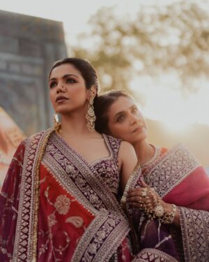 Supriya Pilgaonkar Instagram - @supriyapilgaonkar & @shriya.pilgaonkar ~ playing the muses of Maharashtra in Juloos.

A sunset is nature’s most effortless masterpiece—colors melting into one another, painting the sky like an artist’s final stroke. And what is fashion, if not an extension of this artistry? Featured here is our Saroj lehenga & Sari draped in the hues of dusk, capture the poetry of a setting sun—An ombré of saffron, blush, and deep amber embroidered in the finest of Zardosi and doriya hand embroidered on pure raw silk. 
 

𝐔 𝐍 𝐕 𝐄 𝐈 𝐋 𝐈 𝐍 𝐆
𝐉𝐮𝐥𝐨𝐨𝐬 • जुलूस • جلوس

Story, concept & direction: @karantorani 
Image courtesy @vanshVirmani 
Styling, casting @jahnvibansal
Jewellery @shriparamanijewels
Assistant director @asmipradeep
Hair & Makeup @Bkccad @samanthakochharr
Set Design & execution @thea3project @ambitrix
Floral design partners @blacktulipflowers_india

#ToraniIndia #Juloos #GaneshChaturthi #CelebratingIndia