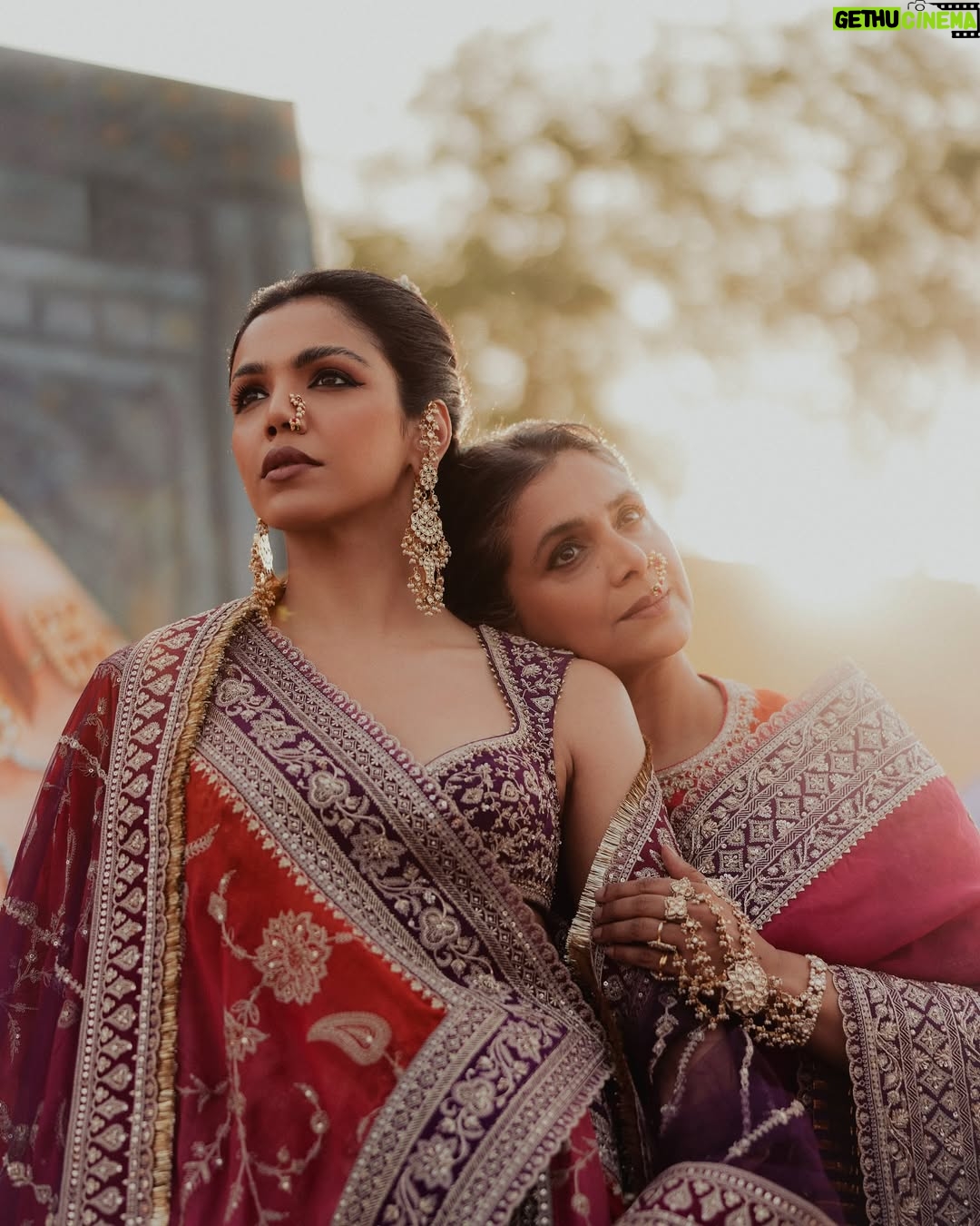Supriya Pilgaonkar - 22.1K Likes - @supriyapilgaonkar & @shriya.pilgaonkar ~ playing the muses of Maharashtra in Juloos.
A sunset is nature’s most effortless masterpiece—colors melting into one another, painting the sky like an artist’s final stroke. And what is fashion, if not an extension of this artistry? Featured here is our Saroj lehenga & Sari draped in the hues of dusk, capture the poetry of a setting sun—An ombré of saffron, blush, and deep amber embroidered in the finest of Zardosi and doriya hand embroidered on pure raw silk.
𝐔 𝐍 𝐕 𝐄 𝐈 𝐋 𝐈 𝐍 𝐆
𝐉𝐮𝐥𝐨𝐨𝐬 • जुलूस • جلوس
Story, concept & direction: @karantorani
Image courtesy @vanshVirmani
Styling, casting @jahnvibansal
Jewellery @shriparamanijewels
Assistant director @asmipradeep
Hair & Makeup @Bkccad @samanthakochharr
Set Design & execution @thea3project @ambitrix
Floral design partners @blacktulipflowers_india
#ToraniIndia #Juloos #GaneshChaturthi #CelebratingIndia